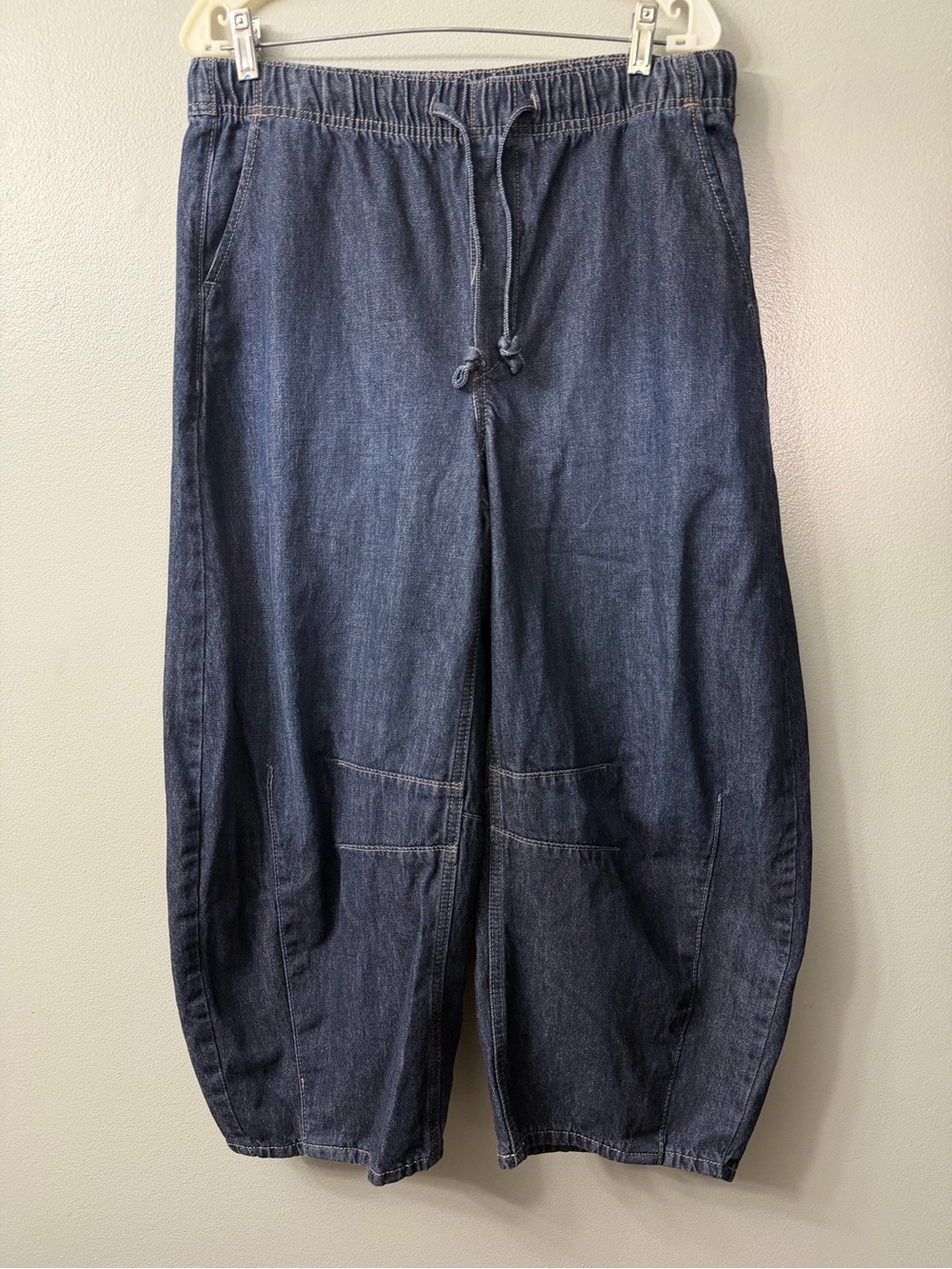 Old Navy barrel leg silhouette with a convenient elastic drawstring waist. Mp